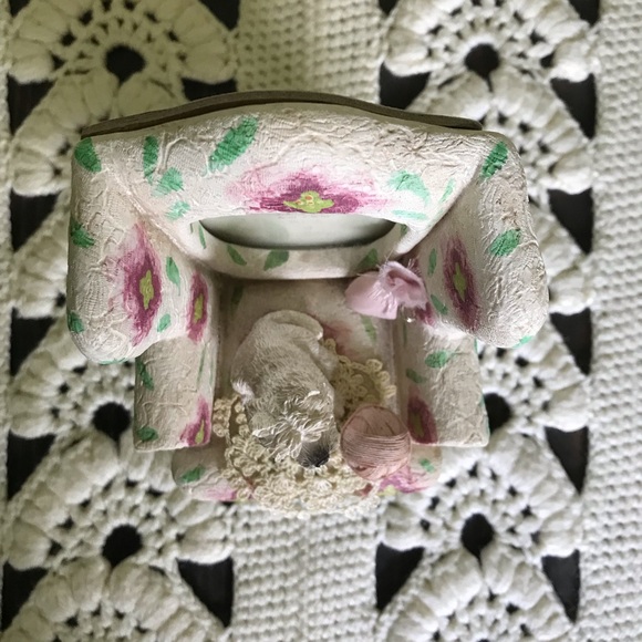 DEZINE Vintage Cottagecore Ceramic Comfy Chair Picture Frame - Picture 4 of 16